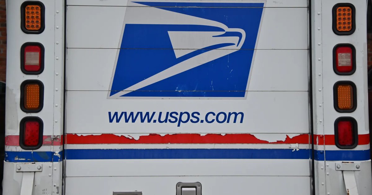Rendőrök vezették ki az irodából – mégsem nyert a postás a bíróságon