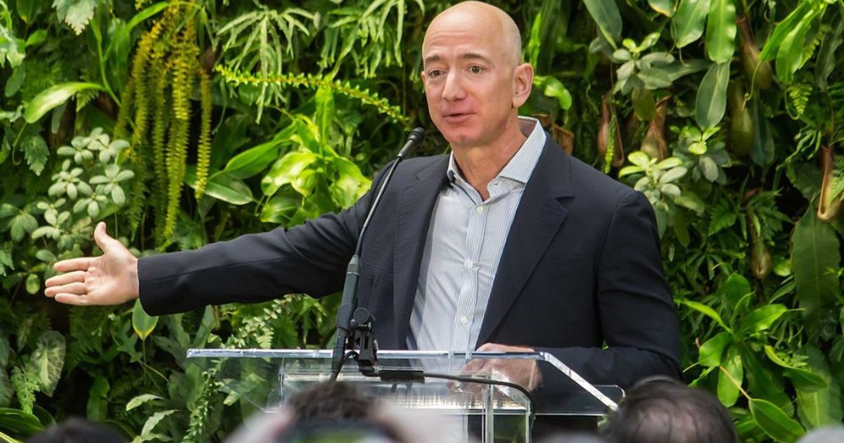 Bezos nem tömeges elbocsátásokat vár az AI-tól, hanem munkaerőhiányt