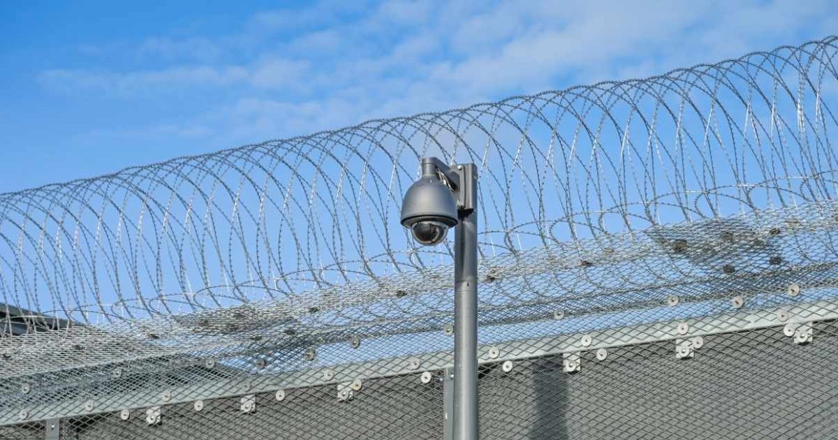 Börtönben a munkavállaló – mikor lehet felmondani jogszerűen?