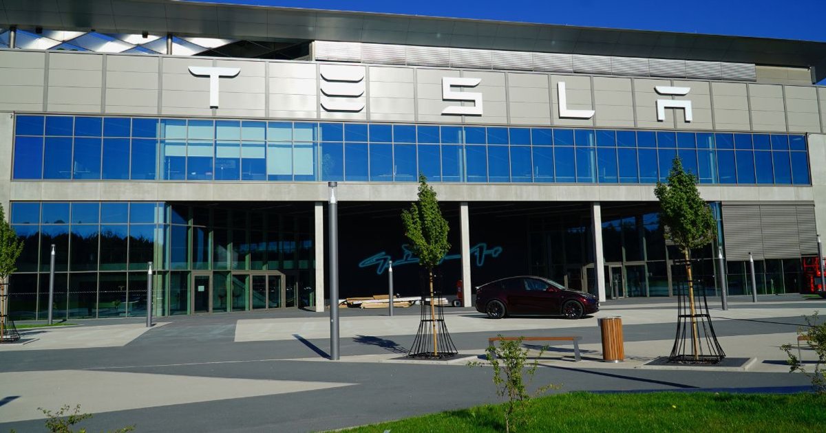 Tesla vs. beteg dolgozók: bérstop és házilátogatás a táppénz ellen