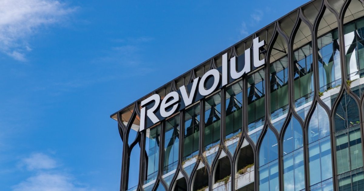 A Revolut visszahívja a friss diplomásokat az irodába