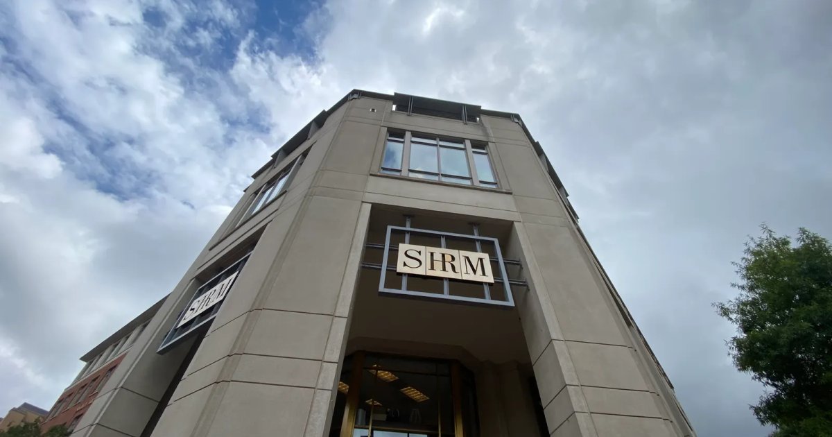 SHRM per: a szolgálati kutya ott ült a tárgyalóteremben